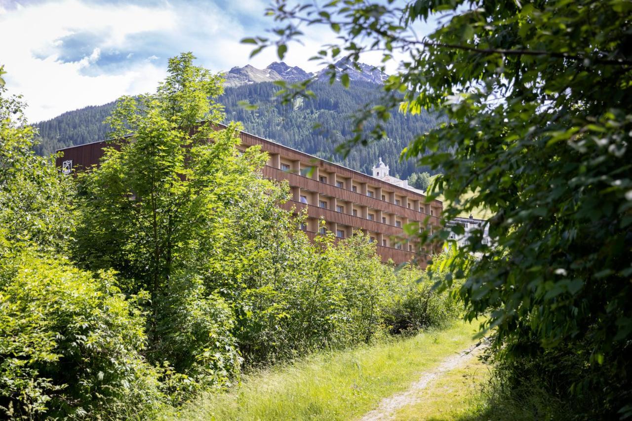 Jufa Hotel Савоньин Экстерьер фото